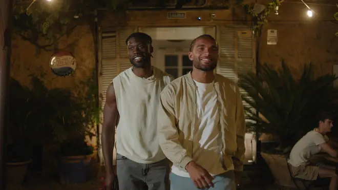 Josh Oyinsan de Love Island, âge, taille, équipe de football, copain de Premier League et plus 5 Josh est entré dans la villa avec Reuben