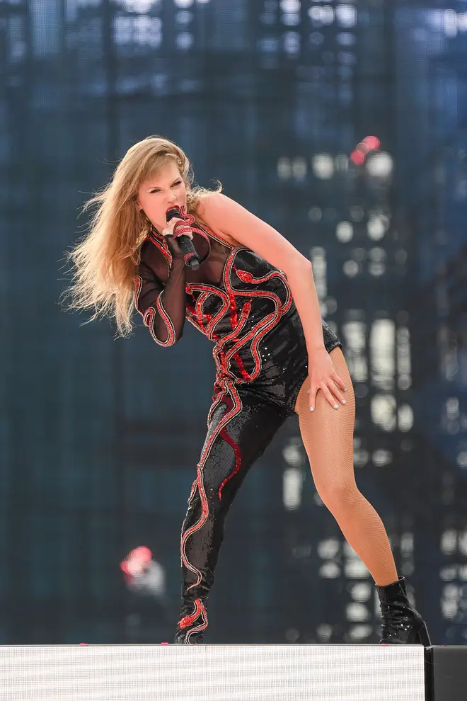 La vidéo acoustique « Quinzaine » de Taylor Swift contient-elle un indice de « réputation (TV) » ? 4 Taylor Swift attend des nouvelles sur