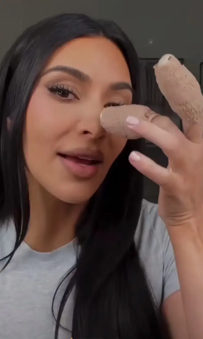 Qu'est-il arrivé au doigt de Kim Kardashian ? 4 Kim Kardashian a choqué ses fans avec sa blessure au doigt