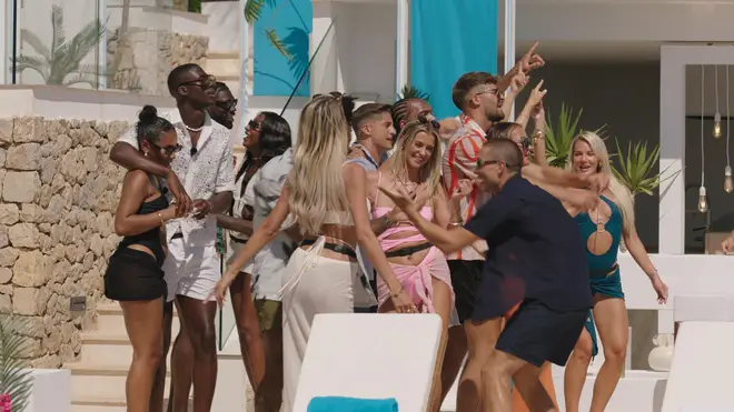 Deux nouvelles bombes entrent sur Love Island alors que Maya Jama revient pour un dumping surprise 4 Les insulaires ont été envoyés hors de la villa pour une fête
