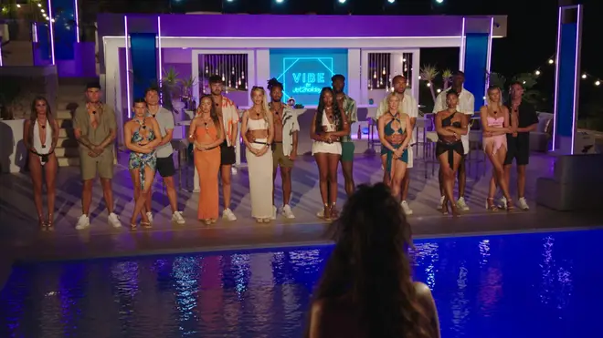 Les fans de Love Island découvrent qui a été largué alors que Nicole et Ciaran prennent une décision massive 4 Les insulaires étaient alignés au bord de la piscine pour le résultat du vote du public