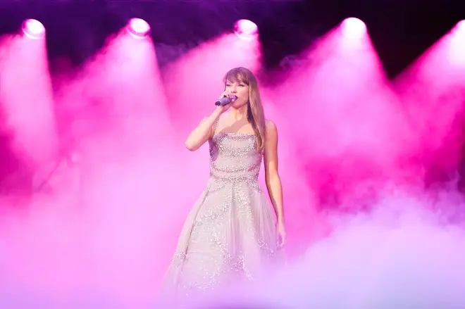 Taylor Swift a reçu une toute nouvelle robe « Speak Now » et les fans pensent que cela signifie quelque chose 4 Taylor Swift a encore une autre nouvelle robe Speak Now, en plus de celle-ci déjà vue