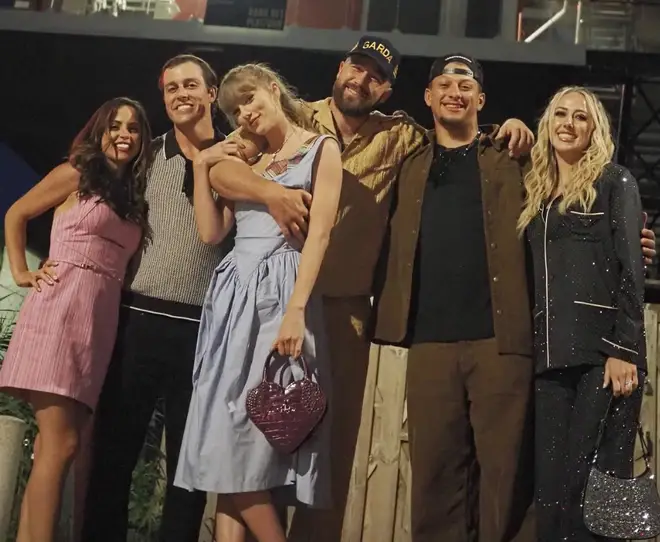 Toutes les photos de Travis Kelce et Taylor Swift ensemble 4 Taylor, Travis et amis.