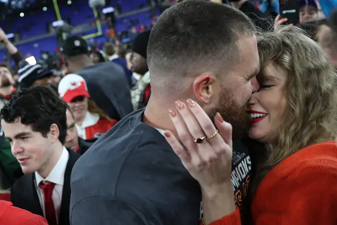 Toutes les photos de Travis Kelce et Taylor Swift ensemble 8 Taylor et Travis célèbrent la victoire des Chiefs avec un baiser