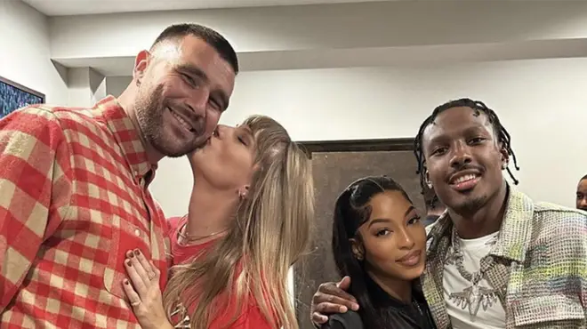Toutes les photos de Travis Kelce et Taylor Swift ensemble 12 Taylor et Travis photographiés en train de s'embrasser pour la première fois