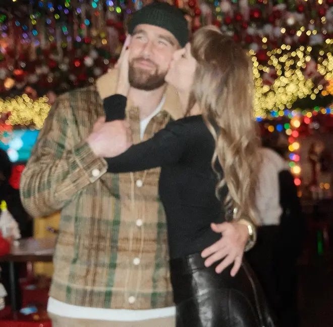 Toutes les photos de Travis Kelce et Taylor Swift ensemble 9 Taylor et Travis sont photographiés dans un cadre festif