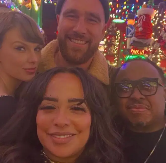 Toutes les photos de Travis Kelce et Taylor Swift ensemble 10 Taylor et Travis en déplacement avec leurs meilleurs amis