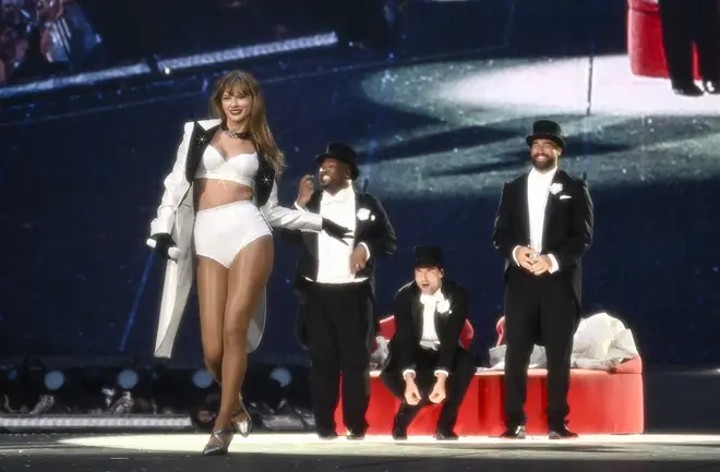 Taylor Swift et Travis Kelce ont l'air tellement amoureux lors d'une soirée avec leurs amis 4 Travis Kelce a rejoint Taylor Swift à quelques arrêts du Eras Tour et est même monté sur scène à Londres