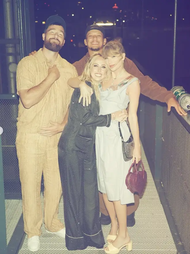 Taylor Swift et Travis Kelce ont l'air tellement amoureux lors d'une soirée avec leurs amis 5 Taylor Swift et Travis Kelce ont eu un double rendez-vous avec leurs amis