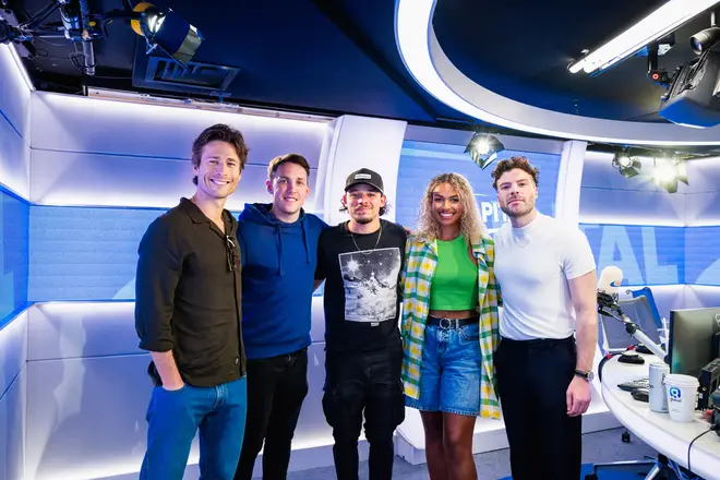 Regarder : Glen Powell et Anthony Ramos des Twisters passent un moment « passionnant » sur Capital... 4 Glen Powell et Anthony Ramos avec l'équipe de Capital Breakfast