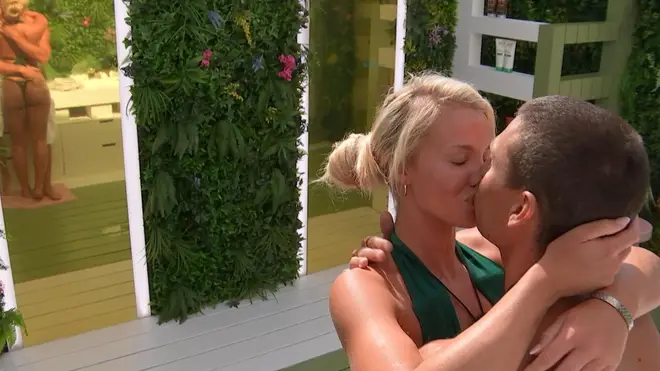 Les fans de Love Island pensent que Joey cache ses vrais sentiments après un match houleux 5 Joey a rencontré Grace à Ibiza l'année dernière