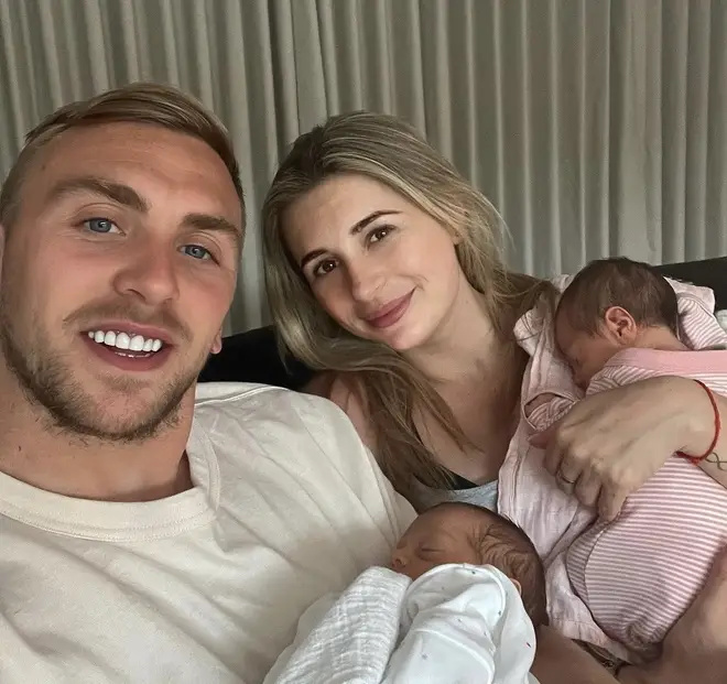 Qui est Jarrod Bowen, le fiancé de Dani Dyer ? Âge, valeur nette et enfants 6 Dani Dyer et Jarrod Bowen ont des filles jumelles ensemble
