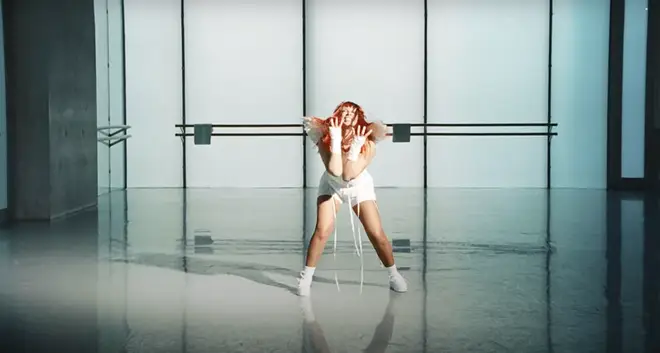 Le superbe clip vidéo de Jade "Angel Of My Dreams" expliqué 7 Le premier single solo de Jade est