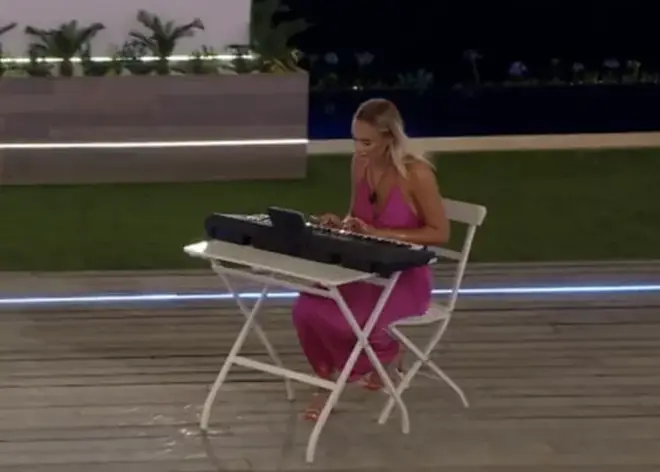 Les performances les plus emblématiques de tous les temps du Love Island Talent Show 5 La performance au piano de Millie Court était emblématique sur Love Island
