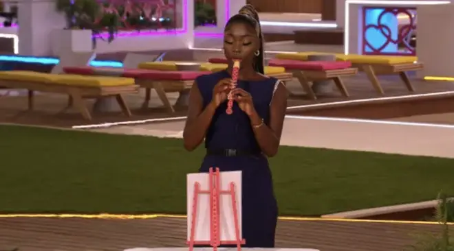 Les performances les plus emblématiques de tous les temps du Love Island Talent Show 6 Indiyah Polack n'a pas pu s'empêcher de rire pendant sa prestation à la flûte à bec
