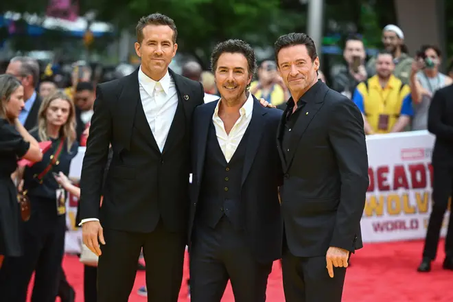 Les acteurs de Deadpool et Wolverine disent ce que c'est vraiment de travailler avec Ryan Reynolds et... 4 Hugh Jackman, Shawn Levy et Ryan Reynolds à la première de Deadpool & Wolverine