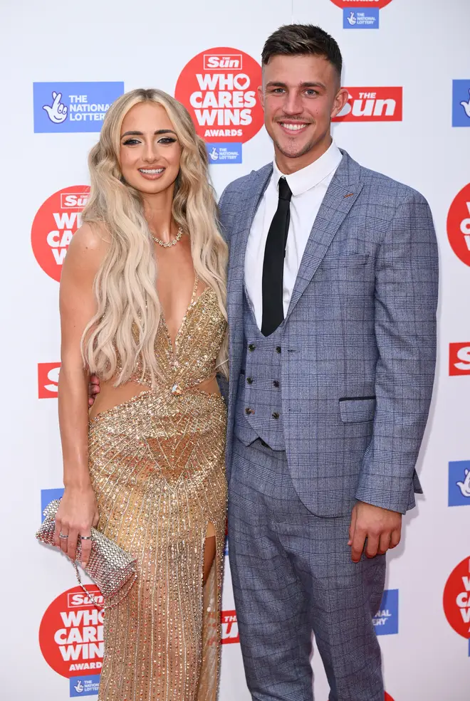 The Love Island Series 10 couples qui sont toujours ensemble 10 Abi Moores et Mitch Taylor aux Who Cares Wins Awards