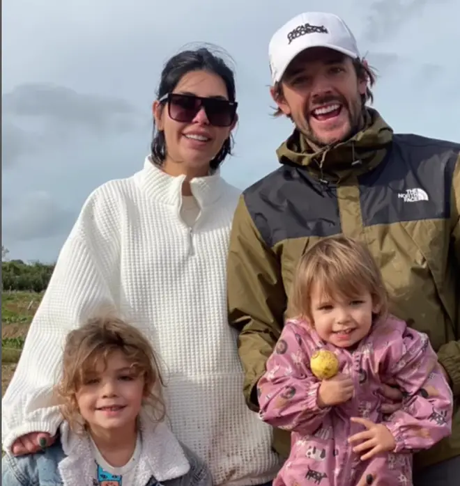 Où sont maintenant tous les gagnants de Love Island ? 6 Cara Delahoyde et Nathan Massey et leurs deux enfants