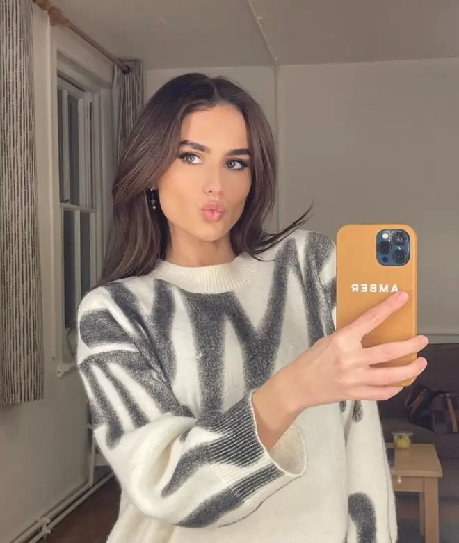 Où sont maintenant tous les gagnants de Love Island ? 8 Amber Davies fait un selfie dans un miroir et fait la moue