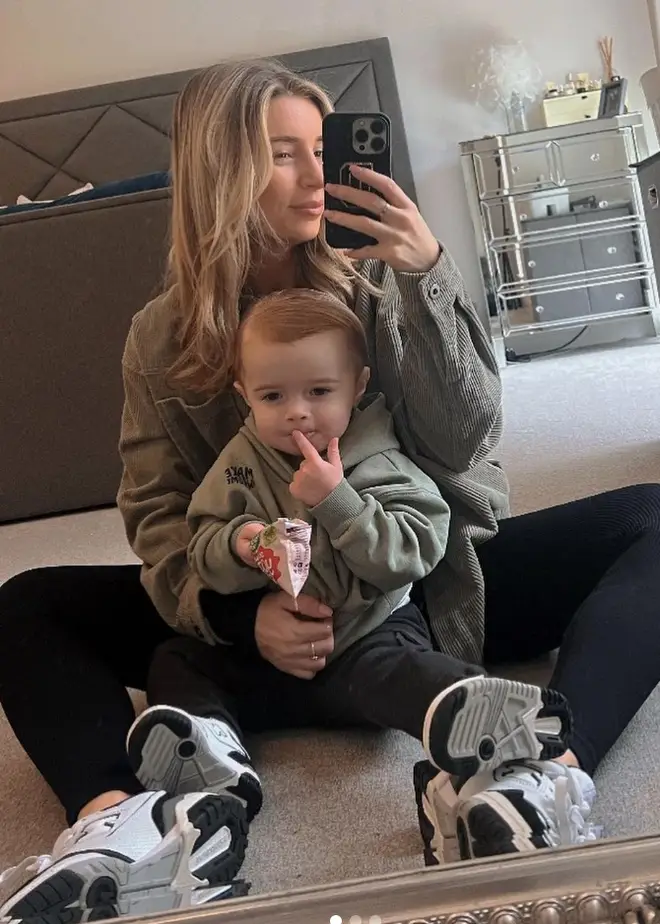 Où sont maintenant tous les gagnants de Love Island ? 9 Dani Dyer et son fils Santiago prennent un selfie miroir assorti