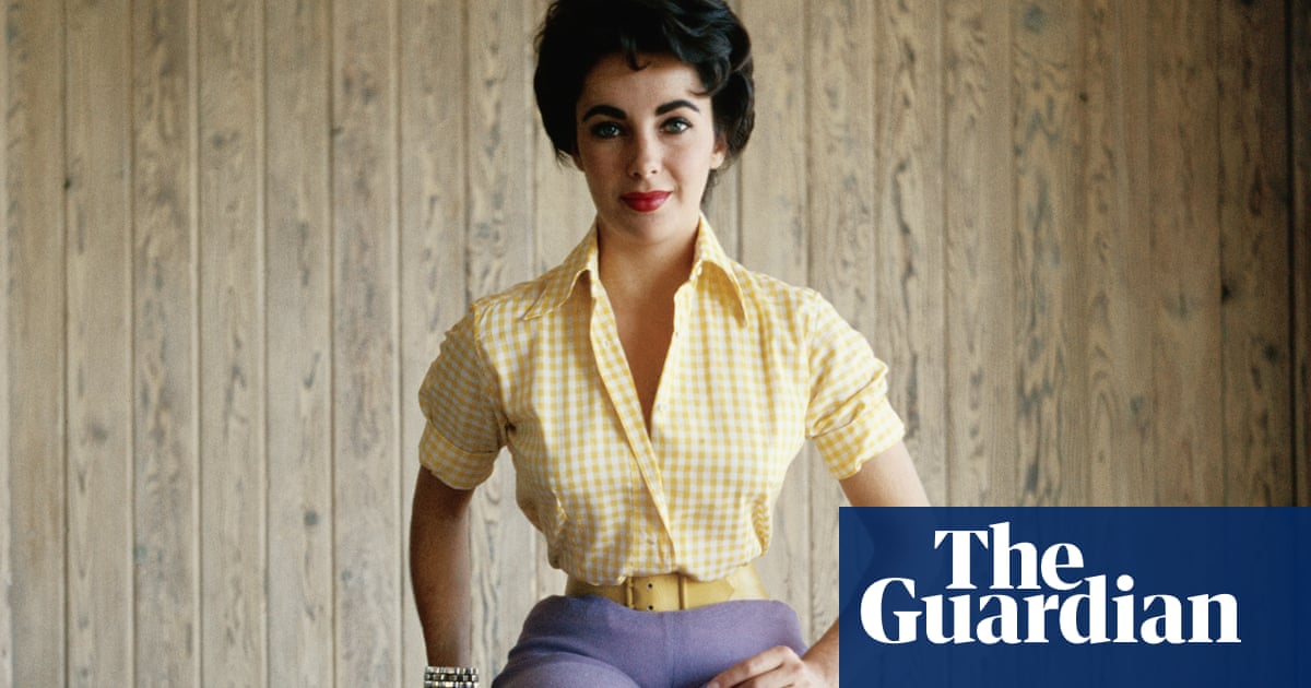 <br />
<br />
<h1>Les enregistrements perdus d'Elizabeth Taylor</h1><br />
<br />
<p>Elizabeth Taylor, l'une des plus grandes icônes de l'âge d'or d'Hollywood, a vécu une vie riche en événements. Aujourd'hui, des enregistrements inédits de cette légende du cinéma ont été retrouvés, révélant de nouveaux détails fascinants sur sa vie tumultueuse.</p><br />
<br />
<h2>Points importants:</h2><br />
<ul><br /> <li>Elizabeth Taylor, icône d'Hollywood</li><br /> <li>Enregistrements inédits découverts</li><br /> <li>Révélations sur sa vie personnelle</li><br />
</ul><br />
<br /> 2 <br />
<br />
<h1>Les enregistrements perdus d'Elizabeth Taylor</h1><br />
<br />
<p>Elizabeth Taylor, l'une des plus grandes icônes de l'âge d'or d'Hollywood, a vécu une vie riche en événements. Aujourd'hui, des enregistrements inédits de cette légende du cinéma ont été retrouvés, révélant de nouveaux détails fascinants sur sa vie tumultueuse.</p><br />
<br />
<h2>Points importants:</h2><br />
<ul><br /> <li>Elizabeth Taylor, icône d'Hollywood</li><br /> <li>Enregistrements inédits découverts</li><br /> <li>Révélations sur sa vie personnelle</li><br />
</ul><br />
<br /> - 1