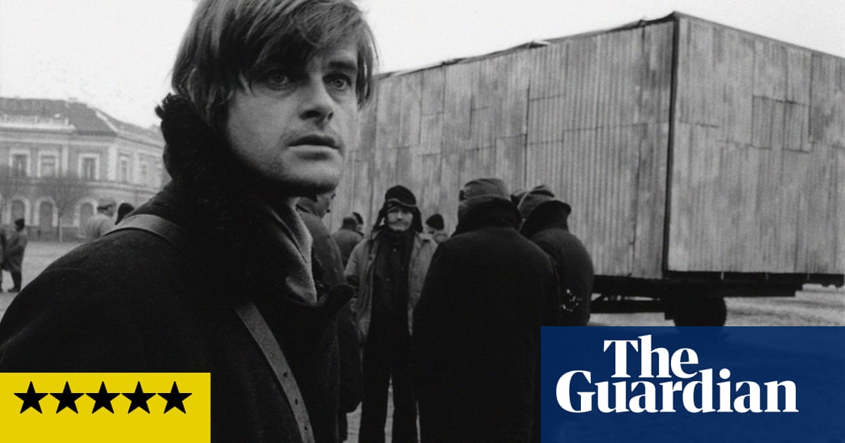Critique de Werckmeister Harmonies - Chef-d'œuvre sombre de Béla Tarr sur une ville plongée dans la tyrannie | Film 2 Critique de Werckmeister Harmonies - Chef-d'œuvre sombre de Béla Tarr sur une ville plongée dans la tyrannie | Film - 1
