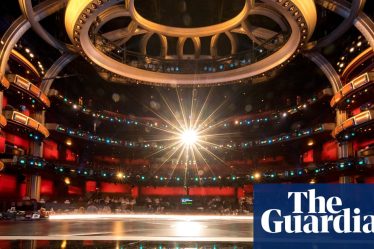 <h2>Jimmy Kimmel et John Mulaney refusent de présenter les Oscars | Oscars</h2><br />
<br />
<p>Deux stars de la comédie américaine ont décliné l'invitation de présenter la prochaine cérémonie des Oscars. Jimmy Kimmel et John Mulaney ont annoncé qu'ils ne souhaitaient pas endosser ce rôle prestigieux, laissant les organisateurs à la recherche d'un nouvel hôte pour l'événement.</p><br />
<br />
<ul><br /> <li>Jimmy Kimmel et John Mulaney refusent de présenter les Oscars</li><br /> <li>Les organisateurs sont à la recherche d'un nouvel hôte</li><br /> <li>La cérémonie des Oscars pourrait avoir un nouveau visage cette année</li><br />
</ul> - 4