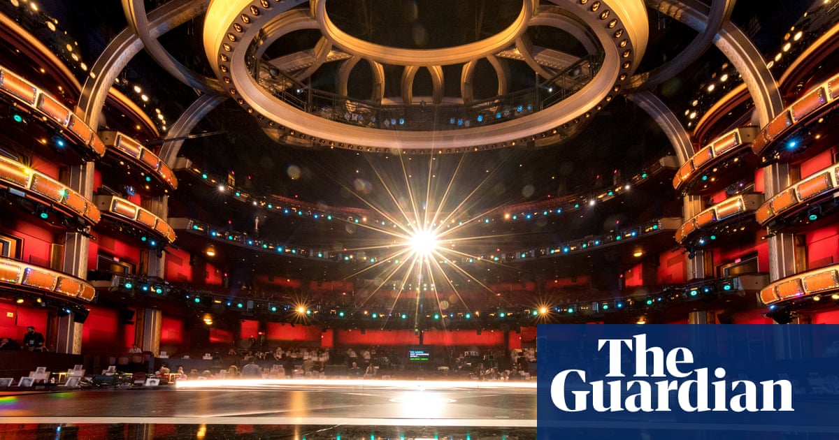 <h2>Jimmy Kimmel et John Mulaney refusent de présenter les Oscars | Oscars</h2><br />
<br />
<p>Deux stars de la comédie américaine ont décliné l'invitation de présenter la prochaine cérémonie des Oscars. Jimmy Kimmel et John Mulaney ont annoncé qu'ils ne souhaitaient pas endosser ce rôle prestigieux, laissant les organisateurs à la recherche d'un nouvel hôte pour l'événement.</p><br />
<br />
<ul><br /> <li>Jimmy Kimmel et John Mulaney refusent de présenter les Oscars</li><br /> <li>Les organisateurs sont à la recherche d'un nouvel hôte</li><br /> <li>La cérémonie des Oscars pourrait avoir un nouveau visage cette année</li><br />
</ul> 2 <h2>Jimmy Kimmel et John Mulaney refusent de présenter les Oscars | Oscars</h2><br />
<br />
<p>Deux stars de la comédie américaine ont décliné l'invitation de présenter la prochaine cérémonie des Oscars. Jimmy Kimmel et John Mulaney ont annoncé qu'ils ne souhaitaient pas endosser ce rôle prestigieux, laissant les organisateurs à la recherche d'un nouvel hôte pour l'événement.</p><br />
<br />
<ul><br /> <li>Jimmy Kimmel et John Mulaney refusent de présenter les Oscars</li><br /> <li>Les organisateurs sont à la recherche d'un nouvel hôte</li><br /> <li>La cérémonie des Oscars pourrait avoir un nouveau visage cette année</li><br />
</ul> - 1