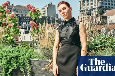 Zosia Mamet parle de la série Girls, de la reconnaissance et des privilèges liés à la notoriété : "Ce n'est pas parce que vous êtes né dans une famille célèbre que le tapis rouge se déroule automatiquement pour vous" | Télévision<br />
<br />
Points importants de l'article :<br />
1. Zosia Mamet parle de son expérience sur la série Girls.<br />
2. Elle aborde le sujet de la reconnaissance et des avantages liés à la notoriété.<br />
3. Mamet souligne qu'être issu d'une famille célèbre ne garantit pas un traitement de faveur dans l'industrie du divertissement. - 4