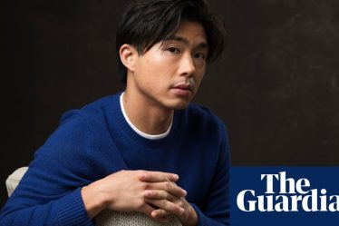 <br />
<br />
<h1>Sean Wang raconte son premier film Dìdi</h1><br />
<br />
<p>Sean Wang, réalisateur débutant, partage son expérience unique dans l'industrie cinématographique avec la sortie de son premier film, Dìdi. Il évoque le manque de diversité dans les films sur l'enfance et l'importance de représenter la diversité à l'écran.</p><br />
<br />
<h2>Points importants de l'article:</h2><br />
<ul><br /> <li>Sean Wang, réalisateur débutant, parle de son film Dìdi</li><br /> <li>Il souligne le manque de diversité dans les films sur l'enfance</li><br /> <li>L'importance de la représentation de la diversité à l'écran</li><br />
</ul><br />
<br /> - 4