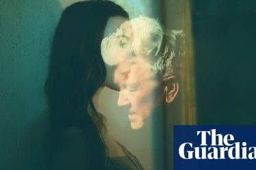 <br />
<br />
<h1>David Lynch parle de musique, d'amitié et du plus grand mystère de la vie</h1><br />
<br />
<p>Le réalisateur culte David Lynch s'est récemment exprimé sur sa vision de la musique, de l'amitié et sur le plus grand mystère de la vie. Selon lui, l'amour sublime et éternel réside en chacun de nous, et c'est ce qui donne un sens à notre existence.</p><br />
<br />
<h2>Points importants de l'article :</h2><br />
<ul><br /> <li>David Lynch parle de sa vision de la musique</li><br /> <li>Il évoque l'importance de l'amitié dans sa vie</li><br /> <li>Il partage sa réflexion sur le plus grand mystère de la vie</li><br />
</ul><br />
<br /> - 2