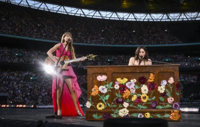 Gracie Abrams parle de son amitié avec Taylor Swift et de la définition de la « Quinzaine »... 3 Taylor Swift et Gracie Abrams se produisent sur scène lors de la tournée Eras au stade Wembley