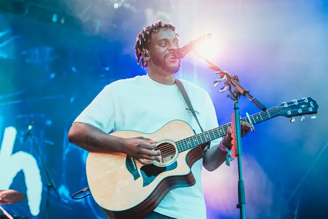 Myles Smith confirme que "Stargazing" lui a pris 15 minutes pour écrire 3 Myles Smith se produisant à Glastonbury en 2024