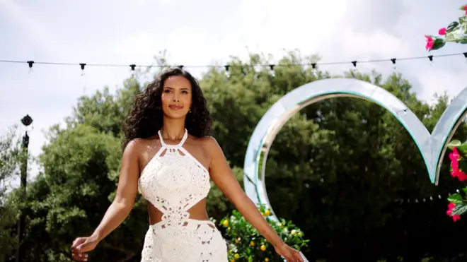 The Love Island Series 10 couples qui sont toujours ensemble 3 Maya Jama a animé la série 10 de Love Island