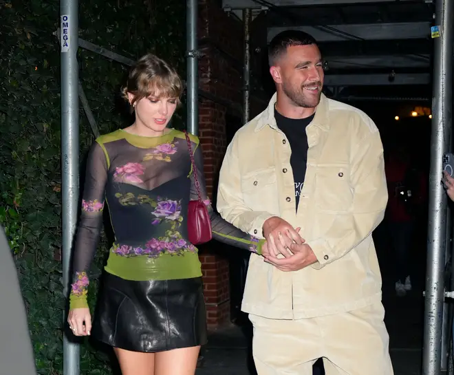 Toutes les photos de Travis Kelce et Taylor Swift ensemble 3 Taylor Swift et Travis Kelce lancent difficilement leur relation après Saturday Night Live