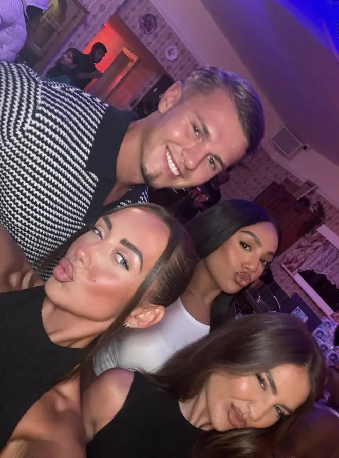 Hugo de Love Island photographié en train d'embrasser un autre insulaire après avoir assisté à la finale avec Jess 5 Jess White et Hugo Godfrey ont regardé ensemble la finale de Love Island lundi