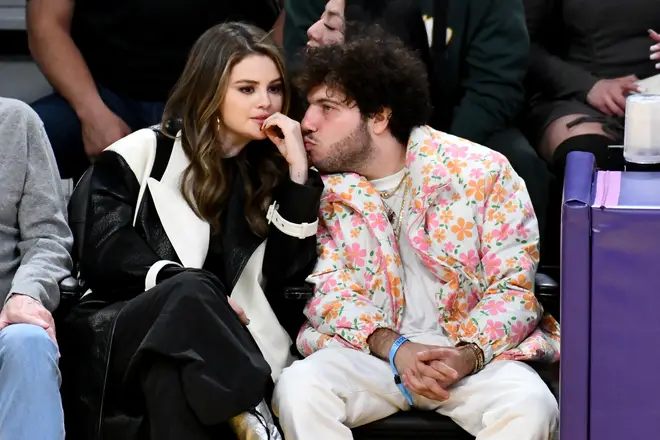 Chronologie des rencontres Selena Gomez et Benny Blanco - Comment ils se sont rencontrés et chaque étape depuis 12 Selena Gomez et Benny Blanco ont lancé leur relation durement lors d'un match de basket