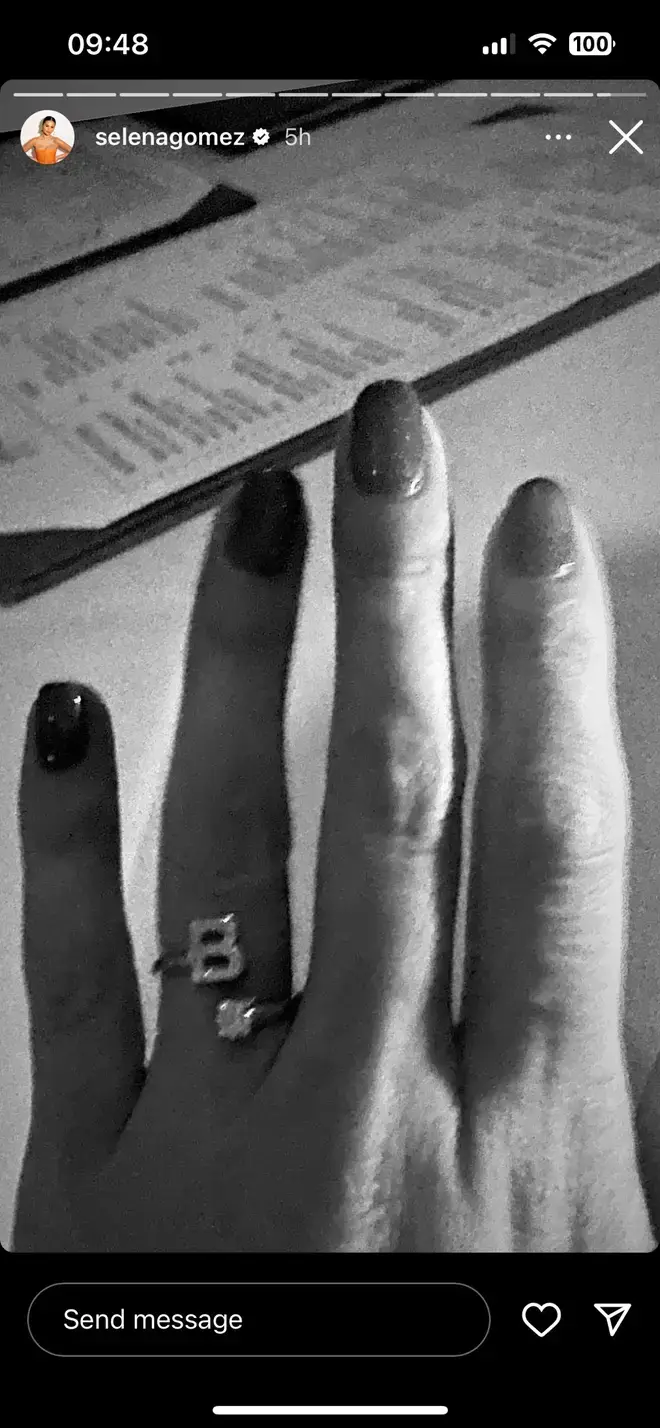 Chronologie des rencontres Selena Gomez et Benny Blanco - Comment ils se sont rencontrés et chaque étape depuis 16 Selena Gomez a suscité des rumeurs selon lesquelles elle serait fiancée avec cette photo de sa bague en diamant