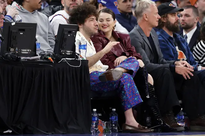 Chronologie des rencontres Selena Gomez et Benny Blanco - Comment ils se sont rencontrés et chaque étape depuis 7 Benny Blanco et l'actrice Selena Gomez aux Philadelphia 76ers contre les New York Knicks