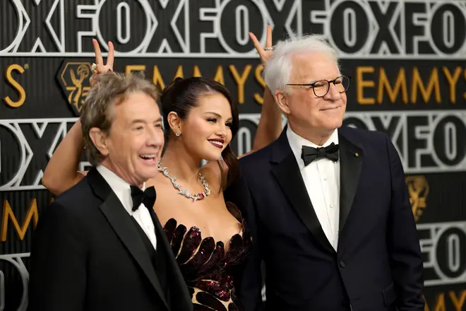 Chronologie des rencontres Selena Gomez et Benny Blanco - Comment ils se sont rencontrés et chaque étape depuis 10 Martin Short, Selena Gomez et Steve Martin aux Emmys