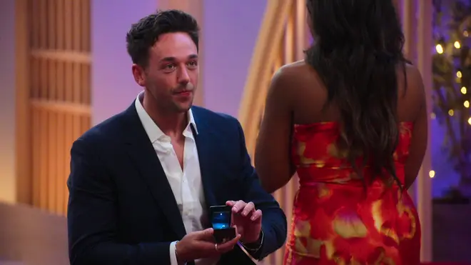 Qui est Sam de Love Is Blind UK ? Son âge, son travail, Instagram et plus 5 Sam a proposé à Nicole sur Love is Blind UK