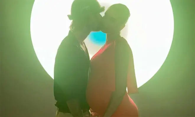 Hailey et Justin Bieber ont-ils une petite fille ou un petit garçon ? Les derniers indices 5 Justin Bieber embrassant sa femme Hailey