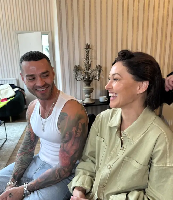 Qui sont les hôtes britanniques de Love Is Blind ? Rencontrez Matt et Emma Willis 7 Emma et Matt semblent toujours très amoureux 16 ans après leur mariage