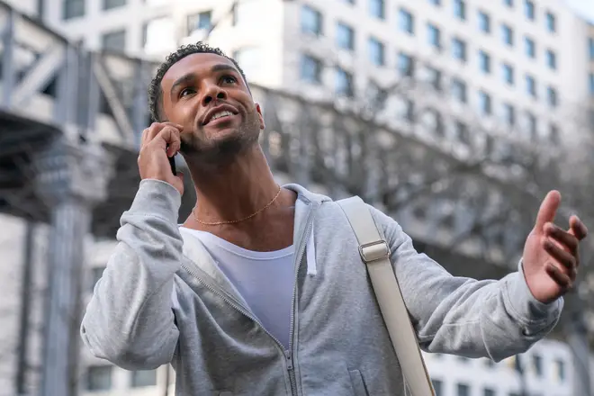 Lucien Laviscount d'Emily In Paris n'était à l'origine que dans 2 épisodes en tant qu'Alfie 4 Lucien Laviscount joue Alfie dans Emily à Paris