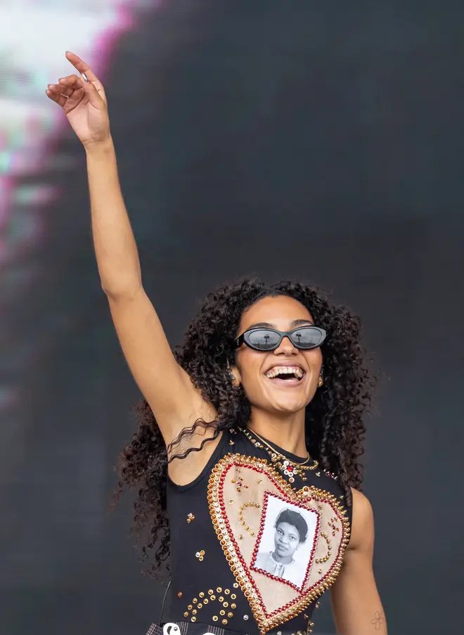 Que se passe-t-il vraiment entre Harry Styles et Olivia Dean ? Expliquer les rumeurs 5 Olivia Dean sur la scène Pyramid pendant la troisième journée du Glastonbury Festival 2024
