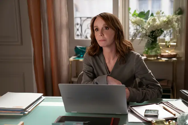 Qui joue Sylvie dans Emily à Paris ? 3 faits sur Philippine Leroy-Beaulieu, dont... 5 Philippine Leroy-Beaulieu incarne Sylvie dans Emily In Paris