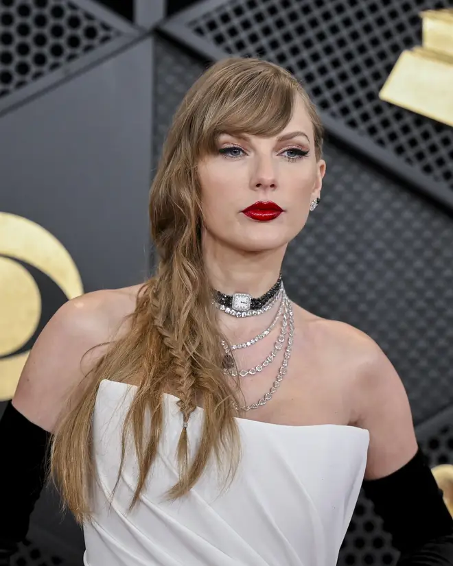 Les efforts déployés par Taylor Swift pour garder la vidéo "Quinzaine" secrète 5 Taylor Swift s'est cachée sous des parapluies pendant le tournage du clip