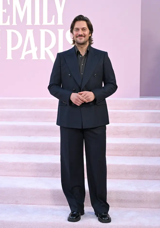 Lucas Bravo d'Emily In Paris est-il marié ? Dans la vie amoureuse IRL de « Gabriel » 4 Lucas Bravo revient pour Emily In Paris saison 4