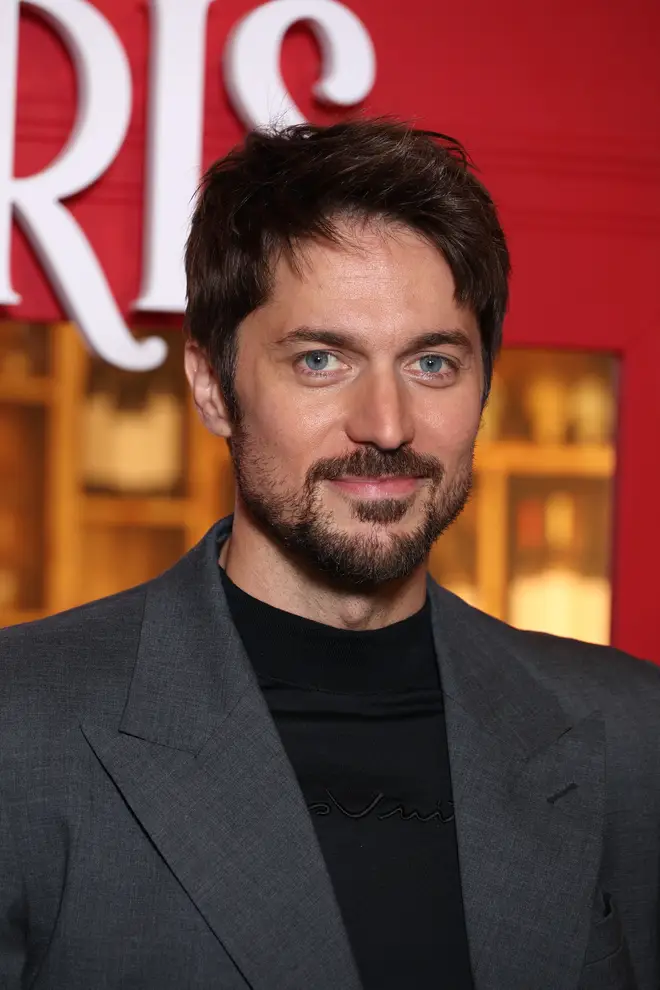 Lucas Bravo d'Emily In Paris est-il marié ? Dans la vie amoureuse IRL de « Gabriel » 6 Lucas Bravos incarne le chef Gabriel dans Emily In Paris