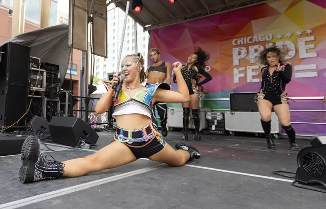 JoJo Siwa dit que Nickelodeon l'a "blackballée" quand elle est devenue lesbienne 6 JoJo Siwa se produit au Chicago Pride Fest 2024